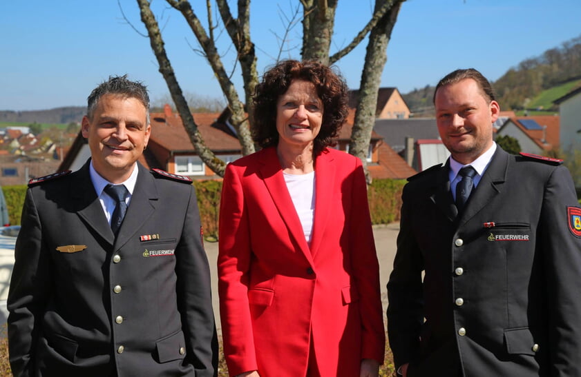 B&uuml;rgermeisterin Diana Danner mit Kommandant Markus Konz (links) und Sebastian Mayer, dem stellvertretenden Abteilungskommandanten der Abteilung II. Foto: Franz Theuer