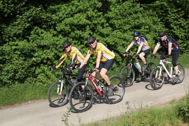 Fahrradfahrer auf dem Radweg entlang der Zaber